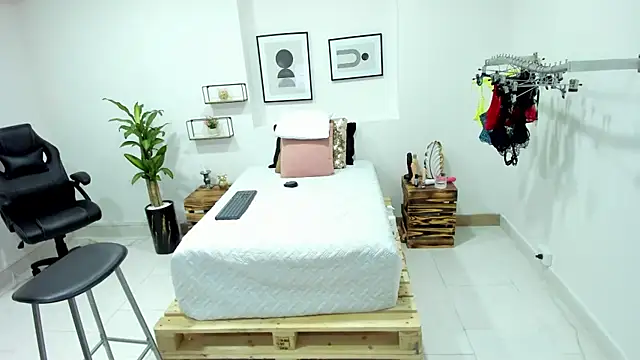 afrodita martinez online show from January 8, 2025, 3:28 pm