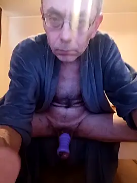Snapshot of BesterJunge45 chatting on April 19, 2026, 11:42 am BesterJunge45 online show from April 19, 2026, 11:42 am