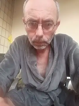 Snapshot of BesterJunge45 chatting on July 15, 2026, 3:23 am BesterJunge45 online show from July 15, 2026, 3:23 am