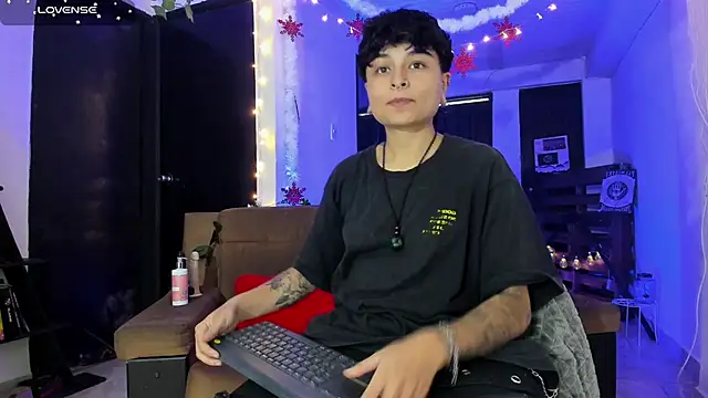 ZuryRamirez  online show from December 9, 2024, 8:01 pm