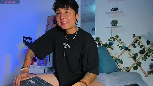 ZuryRamirez  online show from February 26, 2025, 11:59 pm