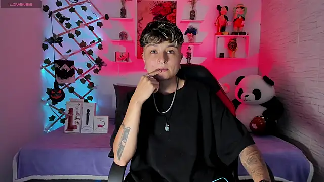 ZuryRamirez  online show from November 6, 2025, 10:32 pm