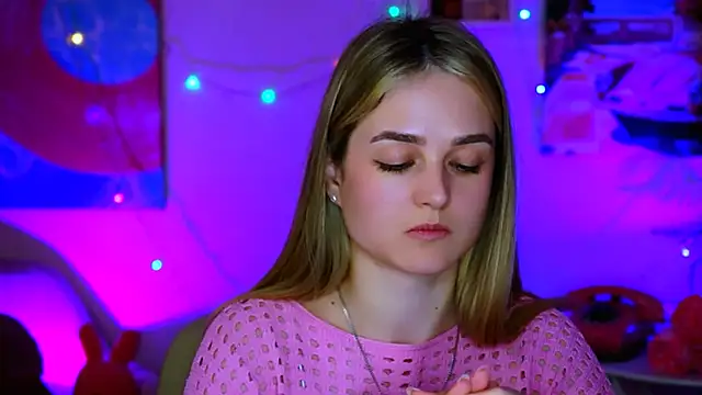 DeboraLarson online show from March 21, 2025, 11:01 am