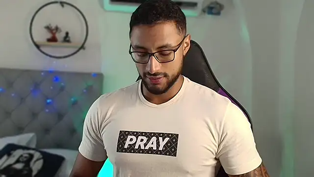 LiamGarcia1 online show from December 25, 2024, 1:30 pm