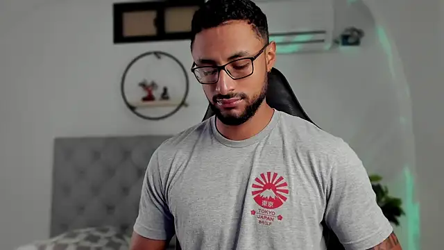 LiamGarcia1 online show from December 30, 2024, 12:31 pm