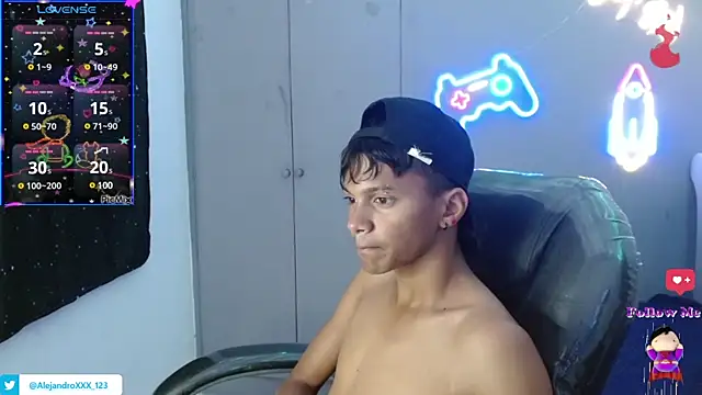 loistwink  online show from February 12, 2025, 2:24 am