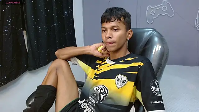 loistwink  online show from March 19, 2025, 8:22 pm