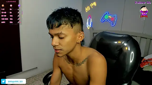 loistwink  online show from December 3, 2025, 5:26 am