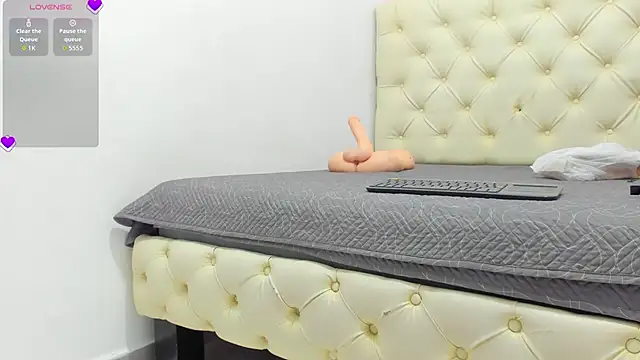 ElisabethMassey online show from October 6, 2025, 1:08 pm