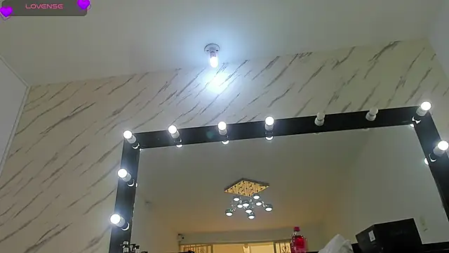 ElisabethMassey online show from October 28, 2025, 2:09 pm