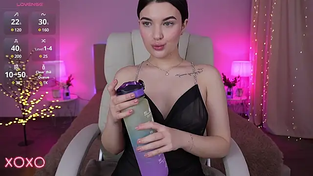 YourLolaBunny online show from January 28, 2025, 5:11 am