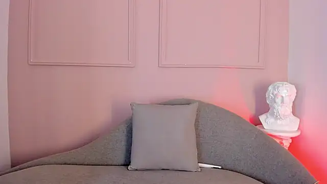 victoria milann online show from November 29, 2025, 3:26 pm