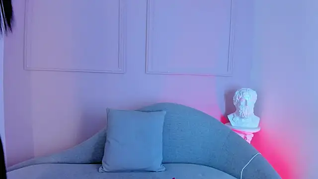 victoria milann online show from December 3, 2025, 2:37 pm