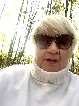 Laura Millf online show from October 9, 2025, 9:40 am