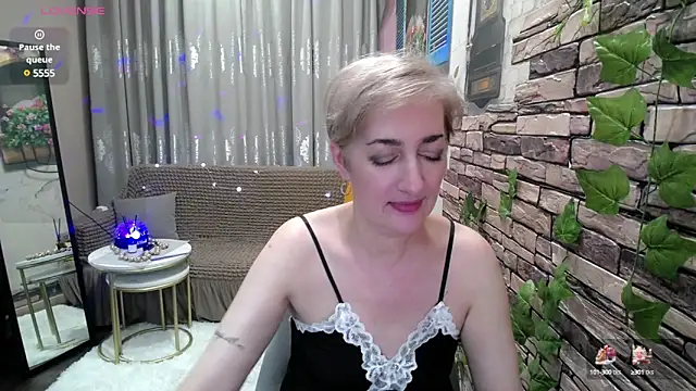 Hot Girl87 online show from February 4, 2025, 9:41 pm