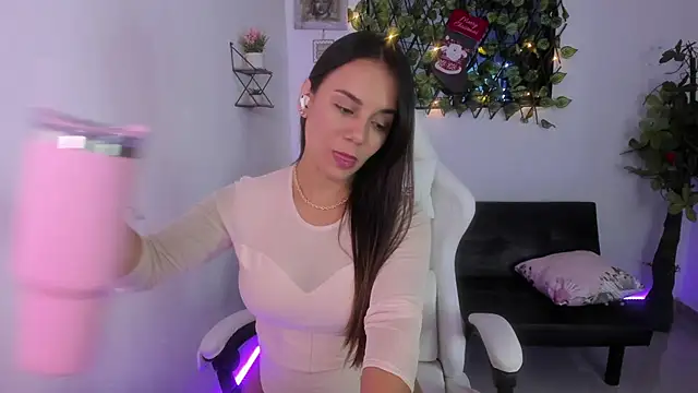 Sara lopez 28 online show from December 18, 2024, 2:38 pm