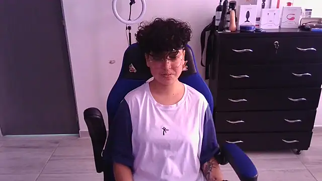 thomascooper7 online show from February 12, 2025, 4:55 pm