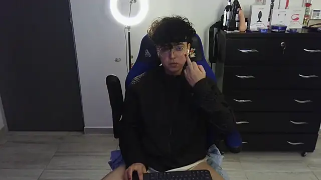 thomascooper7 online show from February 17, 2025, 7:04 am