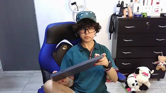 thomascooper7 online show from September 13, 2025, 9:58 pm