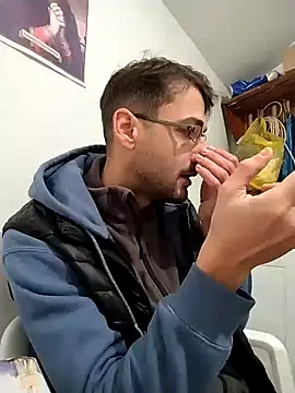 Snapshot of HungEddy chatting on December 21, 2024, 12:20 am HungEddy online show from December 21, 2024, 12:20 am