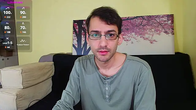 Snapshot of HungEddy chatting on November 22, 2025, 2:16 pm HungEddy online show from November 22, 2025, 2:16 pm