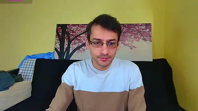 Snapshot of HungEddy chatting on December 3, 2025, 2:37 pm HungEddy online show from December 3, 2025, 2:37 pm