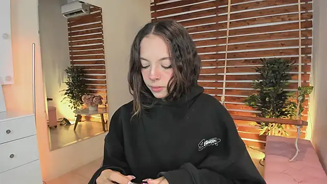 Sapphire Venuss online show from February 25, 2025, 11:33 pm