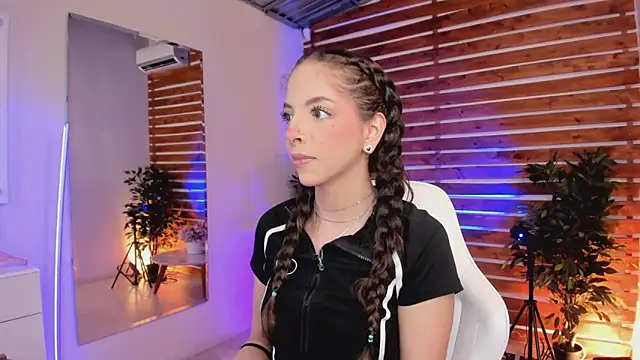 Sapphire Venuss online show from April 18, 2026, 12:47 am