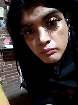 yovana13 online show from November 24, 2025, 1:11 pm