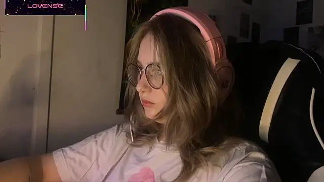 JacyWinslat online show from October 4, 2025, 3:21 pm