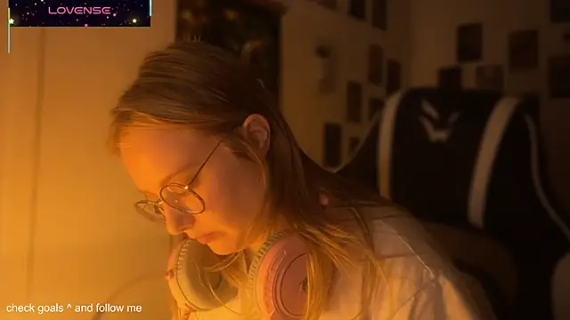 JacyWinslat online show from October 21, 2025, 4:41 pm