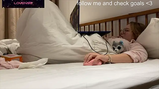 Snapshot of JacyWinslat chatting on December 18, 2025, 2:45 pm JacyWinslat online show from December 18, 2025, 2:45 pm