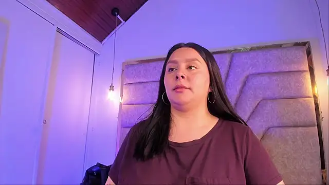 EmaJames25 online show from November 28, 2025, 6:32 pm