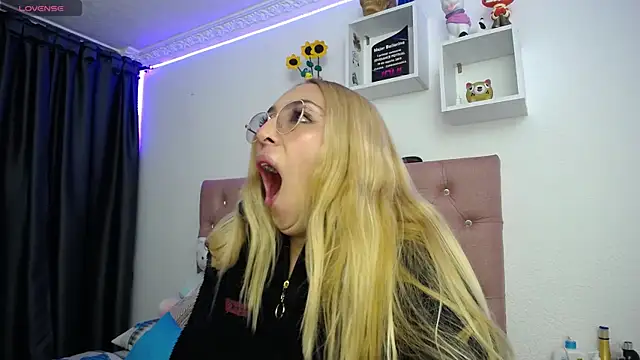 Soffy-brooks online show from October 13, 2025, 5:07 am