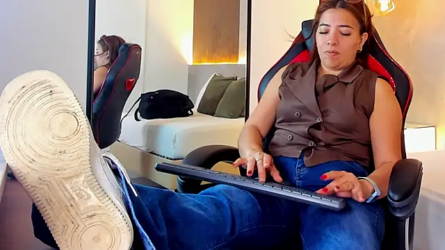 alma fenix online show from November 4, 2025, 12:26 pm