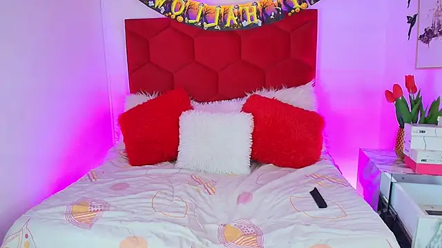 EmmaWilder online show from October 14, 2025, 2:51 pm