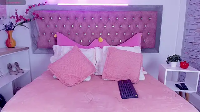 EmmaWilder online show from November 2, 2025, 9:06 pm