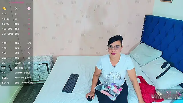 hotlatinateacher online show from February 18, 2025, 7:19 pm