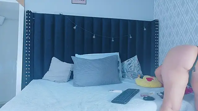 hotlatinateacher online show from November 20, 2025, 6:51 pm