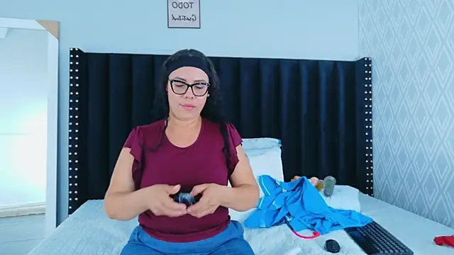 hotlatinateacher online show from April 20, 2026, 6:53 pm