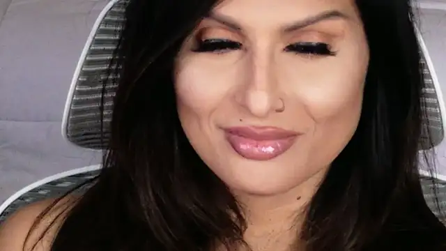 xprettysmilex online show from May 13, 2026, 4:48 pm