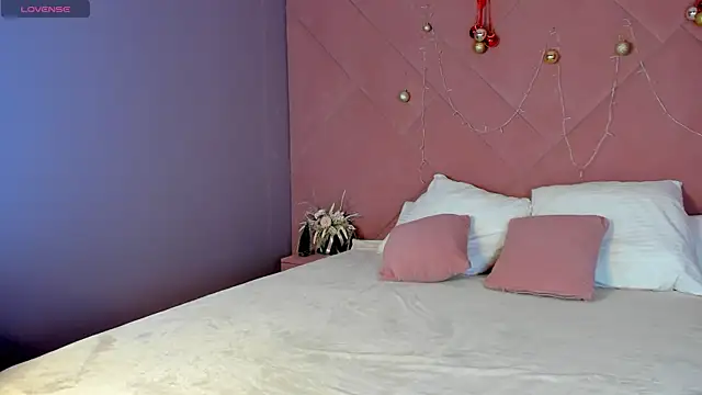 Anna Robinson online show from December 30, 2024, 1:04 am