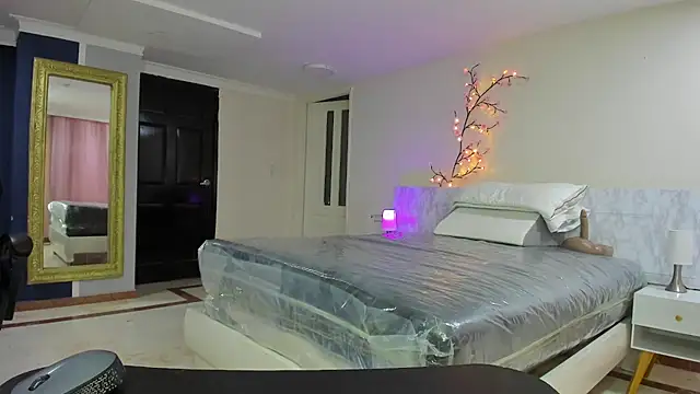 charolbruce 1 online show from November 24, 2025, 12:16 pm