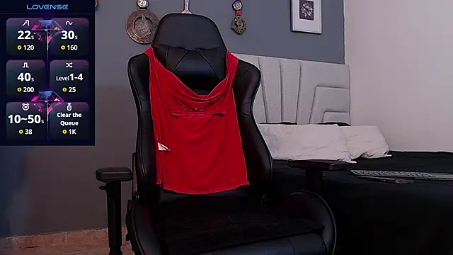 Snapshot of AndyBlass chatting on October 15, 2025, 9:04 pm AndyBlass online show from October 15, 2025, 9:04 pm