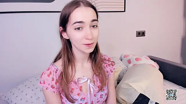 PollyBeev online show from September 18, 2025, 7:32 am