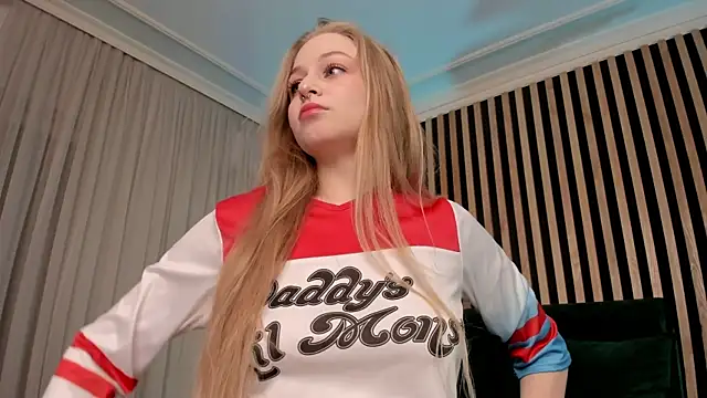 MiaMews online show from February 7, 2025, 3:19 pm