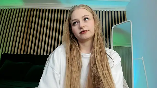 MiaMews online show from March 18, 2025, 7:42 pm