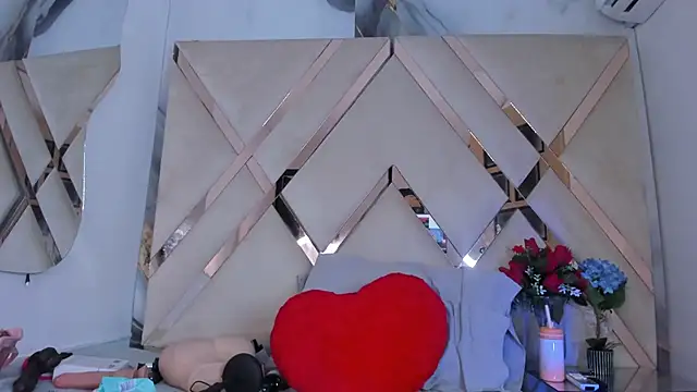 ninaht online show from September 25, 2025, 8:34 pm