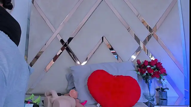 ninaht online show from October 12, 2025, 9:25 pm