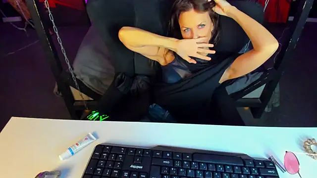 Snapshot of Elizabe_th chatting on December 16, 2024, 2:15 am Elizabe th online show from December 16, 2024, 2:15 am